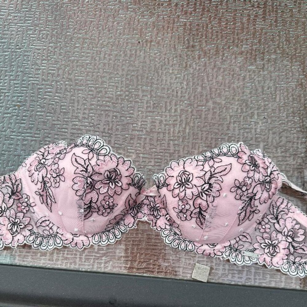 Millesia Embroidered lace push-up bra, Size 34B, Excellent Condition